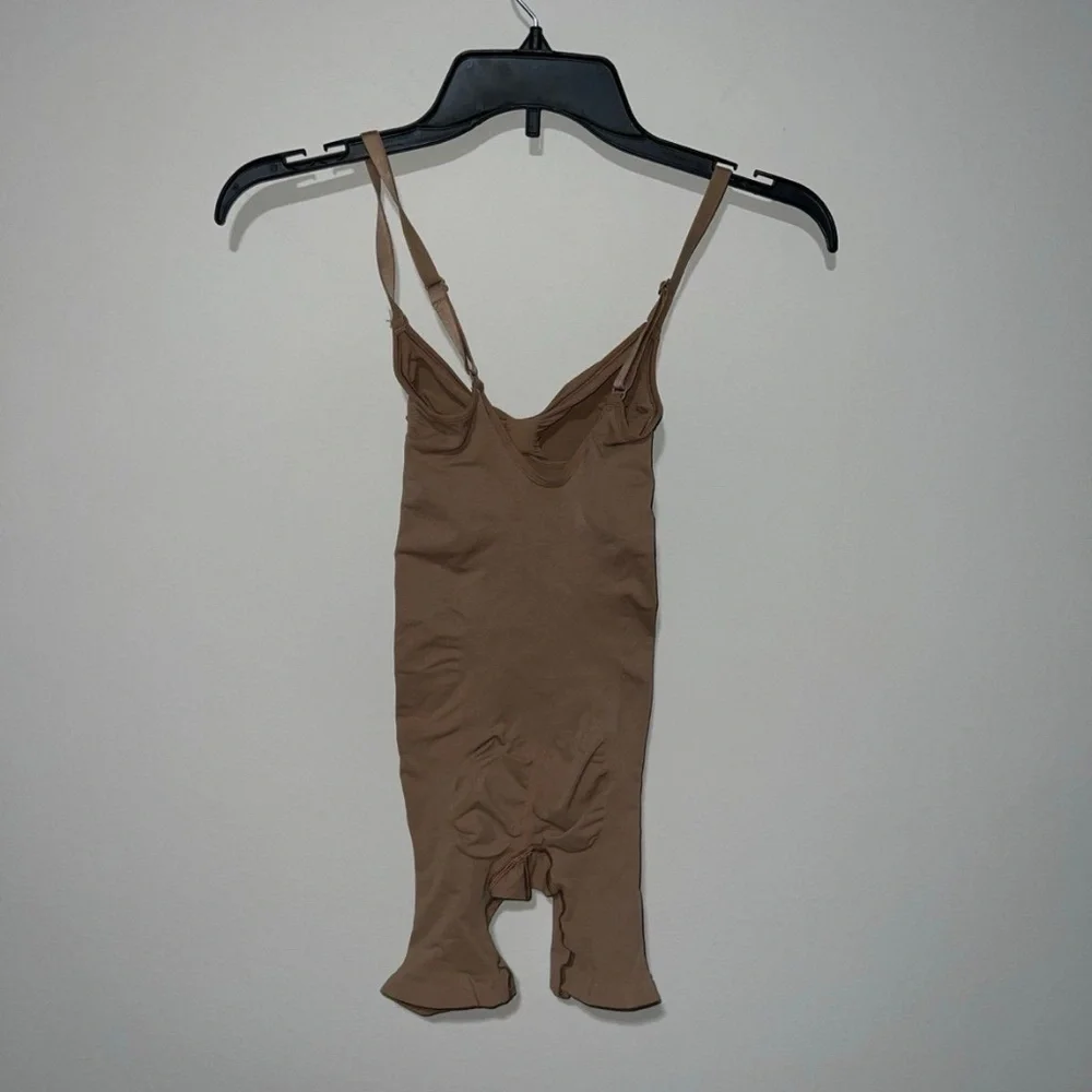 SKIMS SEAMLESS SCULPT MID THIGH BODYSUIT SIENNA NUDE MEDIUM NEW